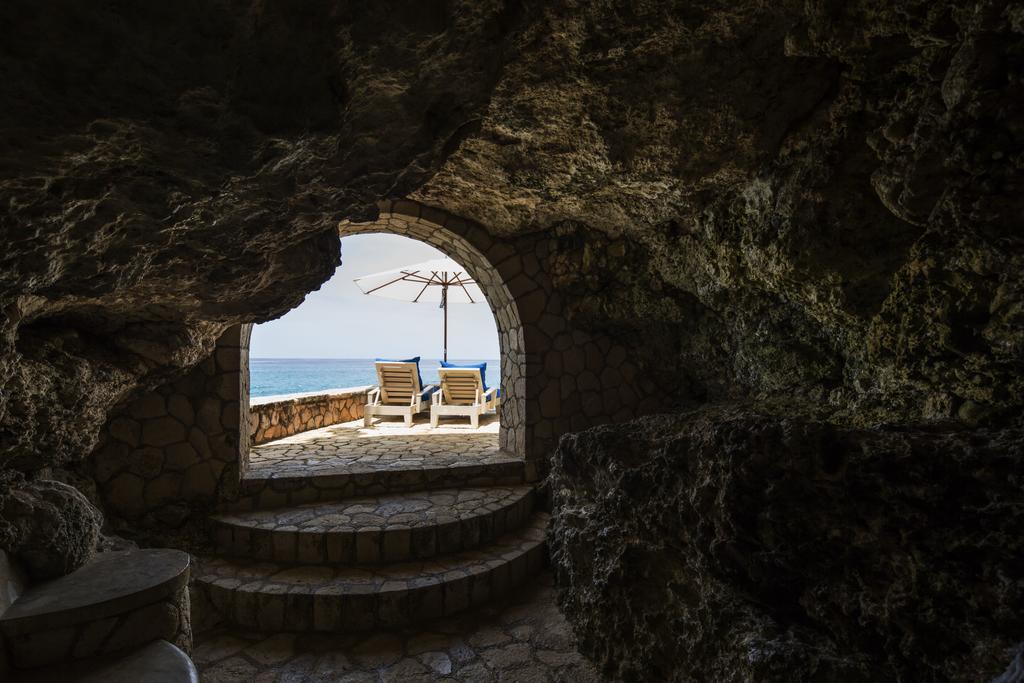 Отель The Caves Негрил Экстерьер фото